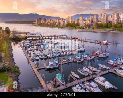 Vue sur False Creek de Vancouver depuis le pont Granville Banque D'Images