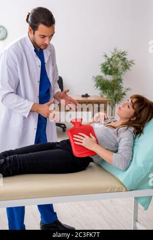 Jeune femme enceinte rendant visite à un médecin gastro-entérologue Banque D'Images