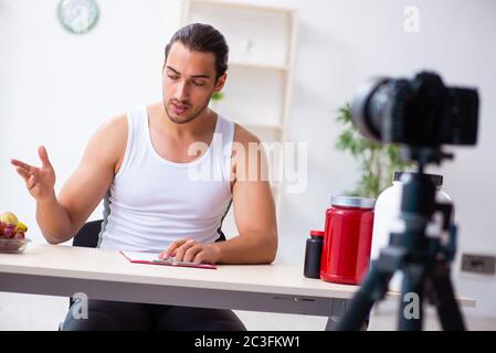 Jeune homme blogueur dans le concept de régime Banque D'Images