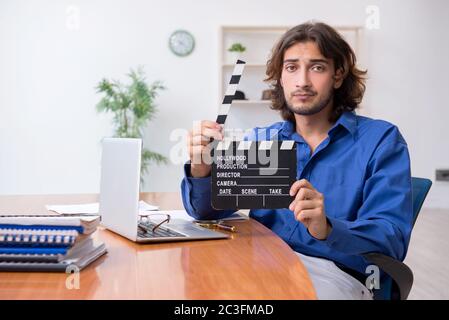 Réalisateur travaillant en studio Banque D'Images