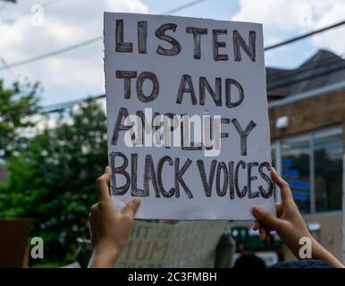 Le dix-septième mars Black Lives Matter Protest - signe Écoutez et amplifiez les voix noires - signe créatif Banque D'Images