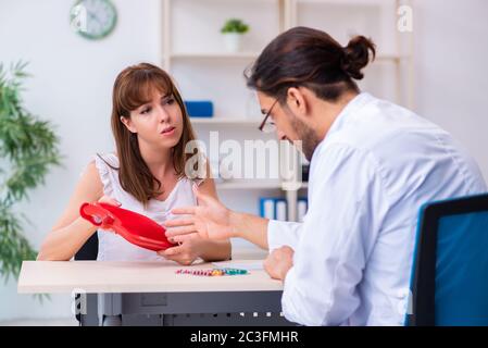 Jeune femme médecin traitant gastro-entérologue Banque D'Images