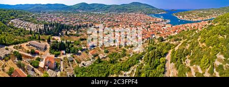 Ville de Vela Luka sur l'île de Korcula vue panoramique aérienne Banque D'Images