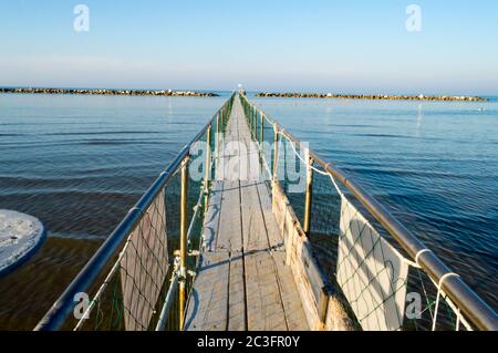 Jetée en acier inoxydable et bois permettent l'embarquement des touristes sur les bateaux de Igea Marina près de Rim Banque D'Images