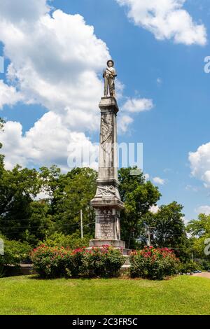 Port Gibson, MS / USA - 19 juin 2020 : monument dans le comté de Claiborne en hommage aux soldats tombés de la guerre civile, 1861-65. Banque D'Images