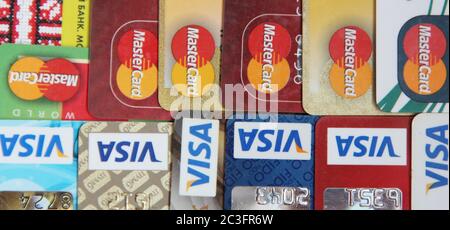 Cartes de crédit avec LOGOS DE MARQUES VISA et MasterCard Banque D'Images