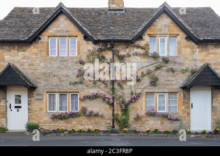 Cotswold cottages en pierre dans la matinée juin lumière du soleil. Lower Slaughter, Cotswolds, Gloucestershire, Angleterre Banque D'Images