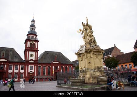 Les Allemands et les voyageurs étrangers voyagent à marktplatzbrunnen avec l'église Saint-Sébastien et la vieille mairie Altes Rathaus à Mannheimer Woch Banque D'Images