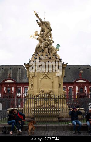 Les Allemands et les voyageurs étrangers voyagent à marktplatzbrunnen avec l'église Saint-Sébastien et la vieille mairie Altes Rathaus à Mannheimer Woch Banque D'Images