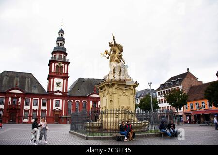 Les Allemands et les voyageurs étrangers voyagent à marktplatzbrunnen avec l'église Saint-Sébastien et la vieille mairie Altes Rathaus à Mannheimer Woch Banque D'Images