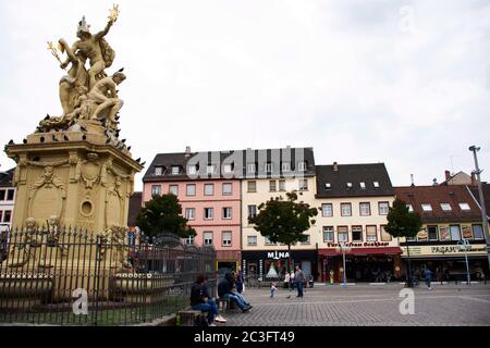 Les Allemands et les voyageurs étrangers voyagent visiter les magasins et le repos se détendre sur la place marktplatzbrunnen à Mannheimer Wochenmarkt le 9 septembre 2019 in Banque D'Images