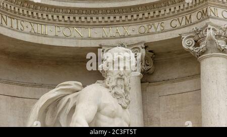 gros plan sur la statue de l'océan à la fontaine de trevi à rome Banque D'Images