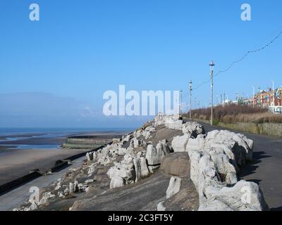 Le sentier piétonnier le long de la promenade sud à Blackpool dans la zone paysagée connue sous le nom de falaises avec la plage et la mer Banque D'Images