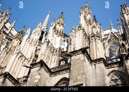 Les Allemands et les voyageurs étrangers voyagent visiter et respecter Dieu priant à la cathédrale de Cologne ou Hohe Domkirche St. Petrus und Maria ou Kolner Dom à Banque D'Images