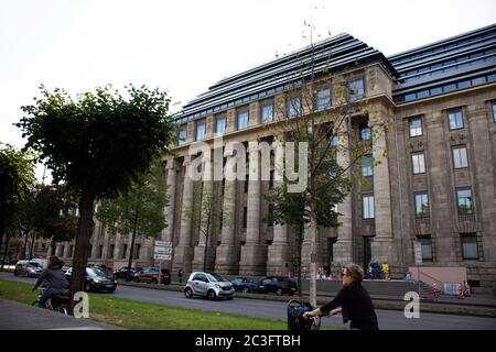 Ancien classique rétro bâtiment ancien et allemands en voiture de vélo avec la route de circulation de la rue konrad adenauer ufer à Koln ville sur Septem Banque D'Images