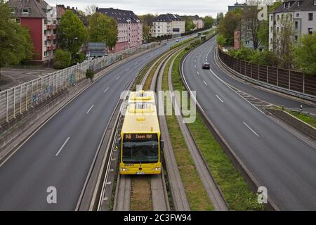 Autoroute vide avec bus sur la ligne de voie au milieu de l'A 40, crise Corona, Essen, Allemagne Banque D'Images