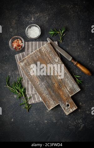 Planche à découper en bois avec herbes fraîches et épices Banque D'Images