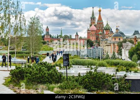 Parc paysager de Moscou Zaryadye avec la cathédrale Saint-Basile sur la place Rouge et le Kremlin Banque D'Images