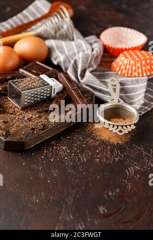 Ingrédients et outils pour la cuisson au chocolat Banque D'Images