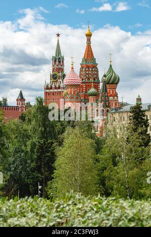 Parc paysager de Moscou Zaryadye avec la cathédrale Saint-Basile sur la place Rouge et le Kremlin Banque D'Images