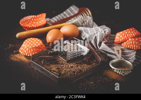 Ingrédients et outils pour la cuisson au chocolat Banque D'Images