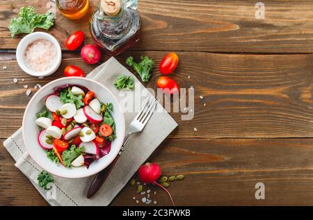 Salade avec tomates cerises, mozzarella et radsh, mélange de laitue Banque D'Images