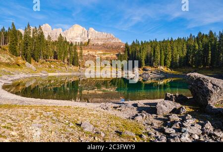 Soleil coloré automne alpin scène de montagne des Dolomites, Sudtirol, Italie. Vue sur Karersee ou Lago di Carezza. Banque D'Images