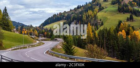 Soleil coloré automne alpin scène de montagne des Dolomites, Sudtirol, Italie. Vue paisible depuis la route alpine. Banque D'Images