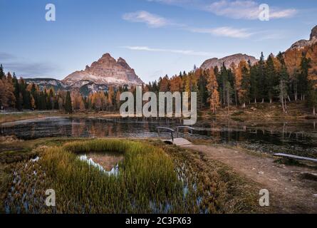 Belle soirée d'automne Lac Antorno et trois sommets de Lavaredo, Dolomites, Italie Banque D'Images