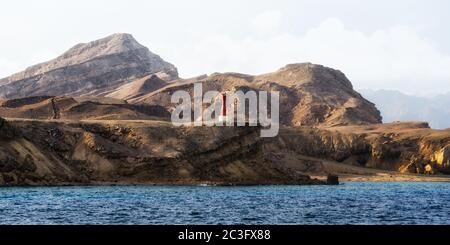 phare sur la rive rocheuse de la mer Rouge en Égypte Banque D'Images