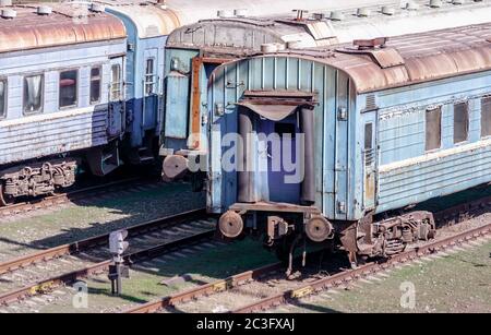 Vieux rouillé abandonnèrent les trains à une gare en Ukraine Banque D'Images