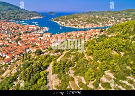 Ville de Vela Luka sur l'île de Korcula vue panoramique aérienne Banque D'Images