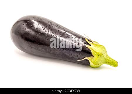 Aubergines fraîches isolées sur fond blanc avec clipping path Banque D'Images