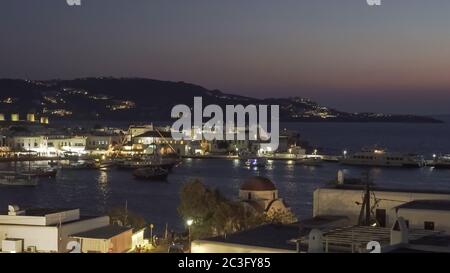 photo nocturne de chora sur l'île de mykonos, grèce Banque D'Images