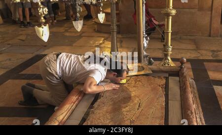 JÉRUSALEM, ISRAËL- SEPTEMBRE 20, 2016: Un homme embrasse la pierre d'onction à l'intérieur de l'église du Saint sépulcre Banque D'Images