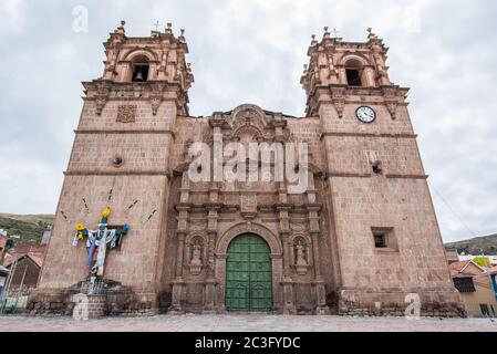 Vue sur la basilique de la cathédrale Saint-Charles Borromeo à Puno, Pérou. Banque D'Images