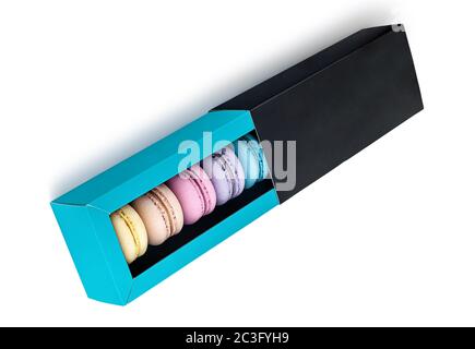 Macarons dans la vue de dessus de la boîte à cadeaux Banque D'Images