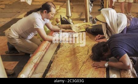 JÉRUSALEM, ISRAËL- SEPTEMBRE 20, 2016 : gros plan de la pierre d'onction dans l'église du Saint sépulcre Banque D'Images