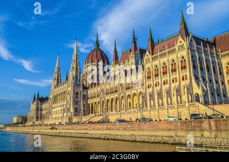 Bâtiment du Parlement hongrois à partir du Danube. Budapest, Hongrie Banque D'Images