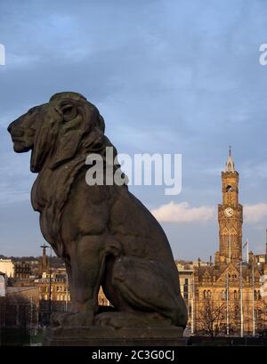 Une sculpture de lion en profil sur le mémorial de guerre dans le centre-ville de Bradford avec une vue sur la mairie et les bâtiments forme au-dessus Banque D'Images