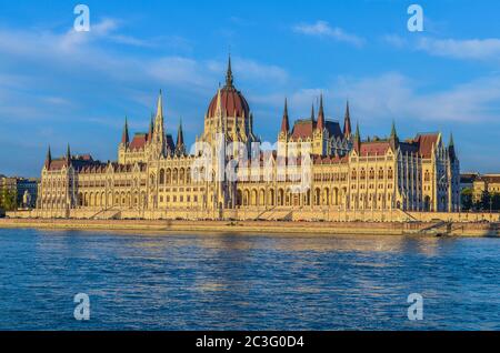Vue sur le bâtiment du Parlement hongrois depuis le Danube. Budapest, Hongrie Banque D'Images