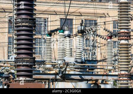 Vue rapprochée de la centrale électrique avec grands isolateurs Banque D'Images
