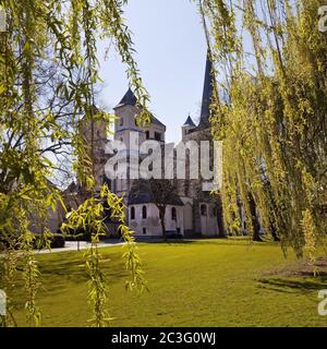 Parc de l'abbaye de Brauweiler avec l'église de l'abbaye de Saint-Nikolaus, Pulheim, Allemagne, Europe Banque D'Images