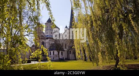 Parc de l'abbaye de Brauweiler avec l'église de l'abbaye de Saint-Nikolaus, Pulheim, Allemagne, Europe Banque D'Images