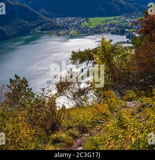 Automne paisible montagne Alpes vue sur le lac Traunsee de Kleiner Sonnstein sommet rock, Ebensee, Autriche. Banque D'Images