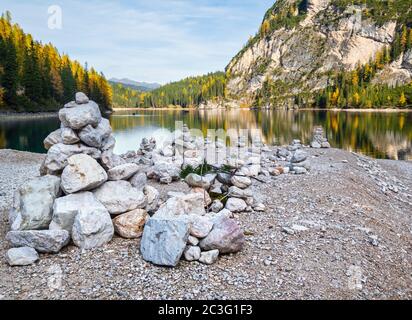 Automne paisible lac alpin Braies ou Pragser Wildsee, Tyrol du Sud, Alpes Dolomites, Italie, Europe. Personnes méconnaissables. Banque D'Images