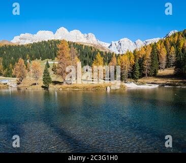 Petit étang de montagne alpin d'automne non loin du col de San Pellegrino, Trentin, Alpes Dolomites, Italie. Banque D'Images