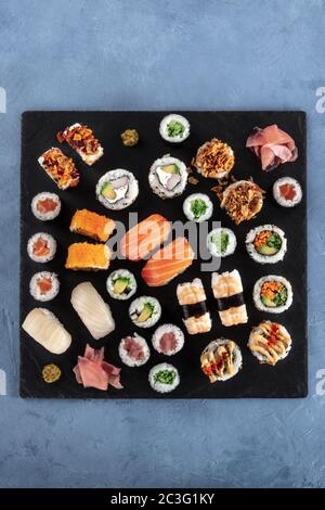 Grand jeu de sushis, prise de vue en hauteur avec espace publicitaire. Une variété de maki, nigiri et de rouleaux Banque D'Images