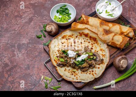 Crêpes maison au chou et aux champignons. Banque D'Images