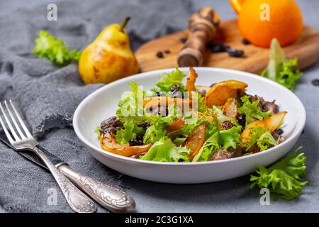 Salade de foie de poulet et de poires chaudes. Banque D'Images